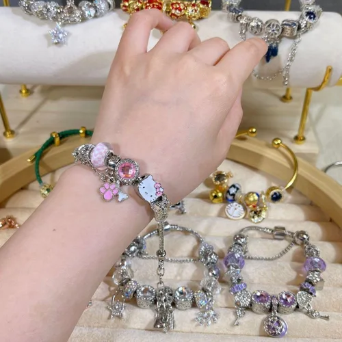 Vista 4 de Pulsera con dijes Kawaii, pulsera ajustable de gatito, pulsera de Hello Kitty para mujeres y niñas