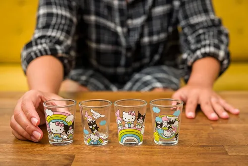 Vista 9 de Silver Buffalo Sanrio Hello Kitty and Friends Rainbow With Badtz-Maru, My Melody, Cinnamoroll, Kuromi, Little Twin Stars, Pochacco, Keroppi, Tuxedo