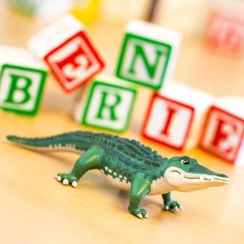 Vista 2 de Safari Ltd. Bernie The Gator - Figura detallada de plástico de 5.5 pulgadas, divertido juguete educativo para niños, niñas y niños a partir de 3 años