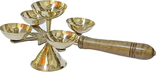 Vista 3 de Lámpara de aceite dorada hecha a mano de puja india para Diwali Pooja Artículo akhand Diya para Pooja Propósito (8.5 X 4 PULGADAS)
