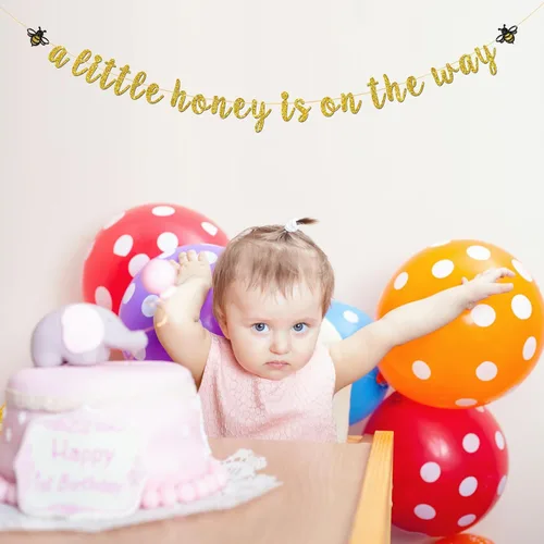 Vista 3 de Cartel con texto en inglés "A Little Honey is on The Way" con purpurina dorada con temática de abejorros y abejas, revelación de género, decoración