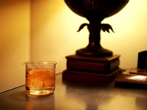 Vista 4 de Vasos Beaker Rocks – Vasos de whisky de base gruesa inspirados en el laboratorio por Periodic Tableware (juego de 2)