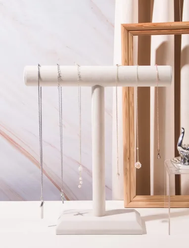 Vista 3 de Byken - Organizador para collares, soporte de exhibición de joyas para cadenas y brazaletes, color beige y blanco con barra en T para árbol