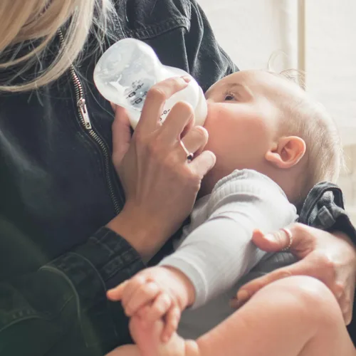 Vista 2 de Tommee Tippee Natural Start - Tetinas para biberón, alimentación más gruesa, 19.7 ft+, paquete de 4 pezones de biberón de silicona suave para un