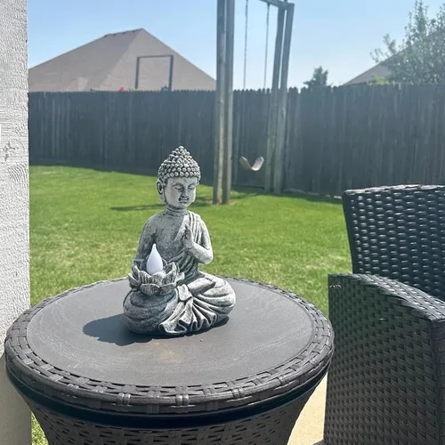 Vista 4 de Estatua Solar de Buda - Escultura Zen para Exteriores con Luz LED de Loto Parpadeante - Regalo de Decoración de Jardín Impermeable - 11.81 Pulgadas