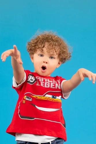 Vista 2 de Disney Cars - Conjunto de camiseta deportiva y pantalones cortos de malla, tallas de bebé a niño grande (18 meses - 10-12)