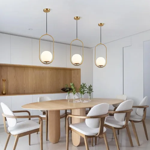 Vista 3 de KCO Moderna lámpara colgante de globo de vidrio de 1 luz, lámpara colgante dorada y blanca, iluminación colgante minimalista de latón cepillado