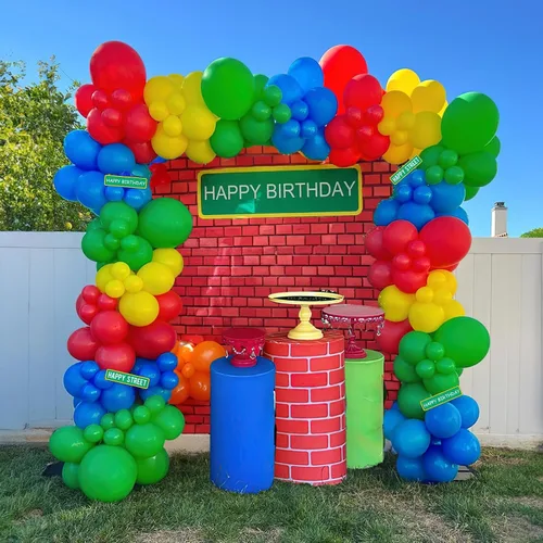 Vista 10 de Decoraciones de fiesta de cumpleaños con temática de circo e incluyen guirnalda de globos rojos, azules y amarillos y globos de papel de aluminio