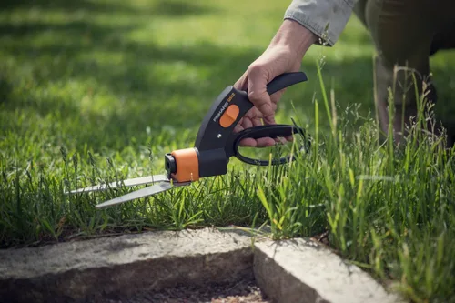 Vista 14 de Fiskars Servo-System Grass Shear GS42, Mecanismo servo-sistema antiatascos, Longitud: 135.4 in, Cuchillas de acero/Mangos de plástico
