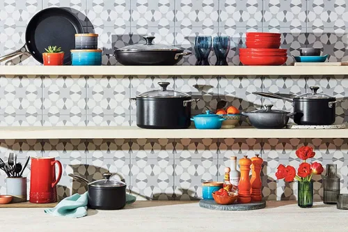 Vista 2 de Le Creuset Cacerola/estofadora antiadherente endurecida PRO con tapa de vidrio, 4 cuartos de galón.