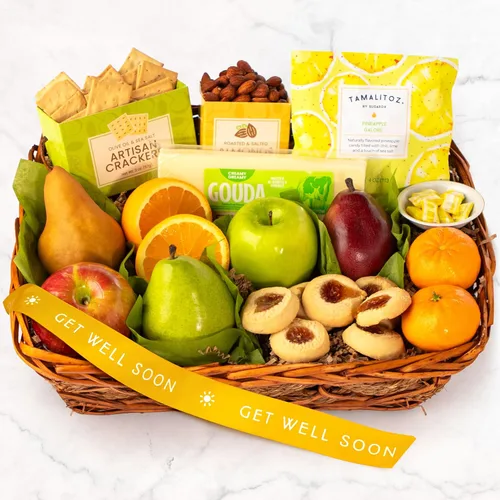 Vista 13 de Un regalo dentro de la cesta de regalo de frutas, nueces y queso: peras frescas, manzanas, naranjas, queso Gouda, galletas, almendras, galletas