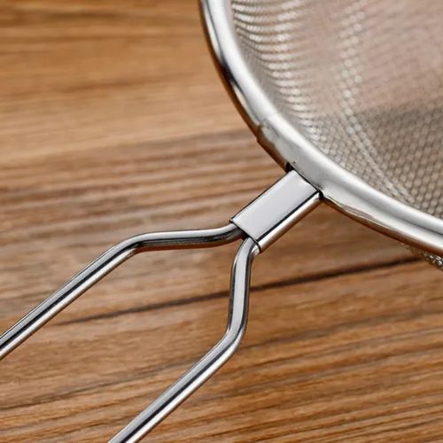Vista 4 de Cuchara coladora de acero inoxidable Colador de malla fina con mango largo para servir alimentos Diseño resistente al calor Separación rápida