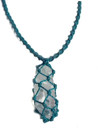 Vista 4 de Collar surfista para hombre con piedra de cuarzo en azul turquesa – Joyería de cordón de fibra anudada hecha a mano por Rumi Sumaq