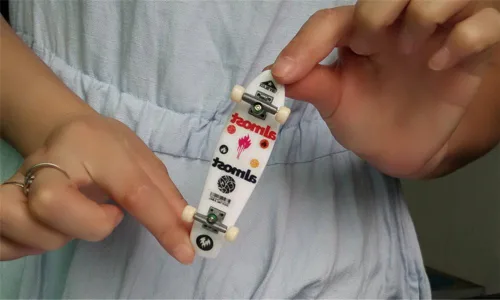 Vista 3 de YY Exquisito juego de diapasón de regalo para niños DIY dedo patineta juguetes naranja y verde