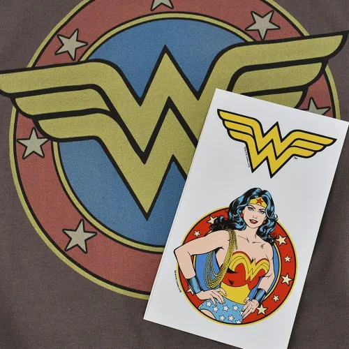 Vista 6 de Popfunk Sudadera clásica con capucha y calcomanías con logotipo de Wonder Woman