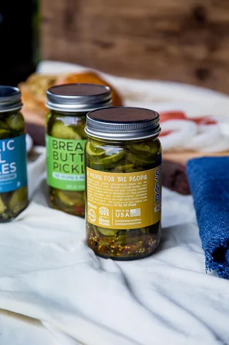 Vista 5 de The People's Provisions - Just The Pickles - Eneldo de ajo, ajo picante, pan y mantequilla y encurtidos dulces y picantes en un paquete de regalo