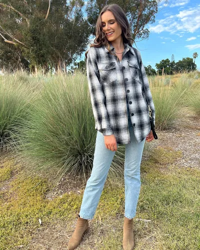 Vista 2 de luvamia Chaquetas a cuadros para mujer, de franela, acolchadas, de gran tamaño, con botones
