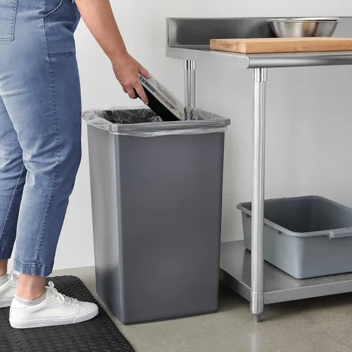 Vista 6 de Amazon Basics Contenedor de basura cuadrado con parte superior abierta, contenedores de plástico, 25 galones, gris, (paquete de 2)