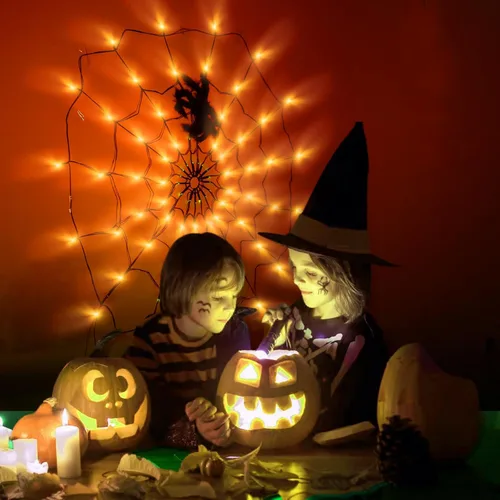 Vista 3 de LCHUANG Decoraciones de Halloween con luces de telaraña – 2 piezas de telaraña iluminadas, 4 pies de diámetro, 70 LED con araña negra, impermeable