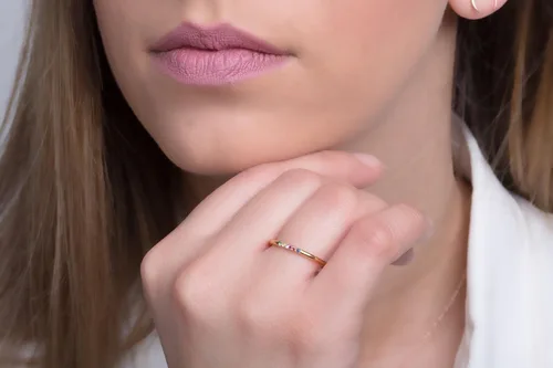 Vista 2 de Elegant Jewel Box - Anillo de zafiros para mujer, banda delgada de 6 zafiros, anillo ultrafino multicolor, delicado nudillo banda extrafina de 0.04