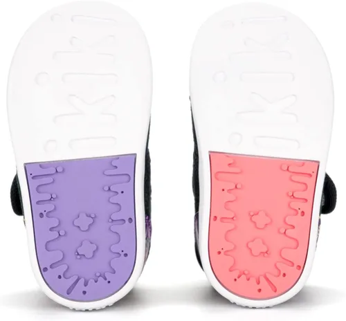 Vista 7 de ikiki Zapatillas deportivas para niños pequeños y niños pequeños. Tenis de ajuste espacioso. Nota no chirriantes, puntera y talón de cuero vegano