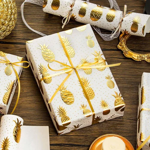 Vista 2 de Flyhill - Rollo de papel kraft de piña en lata - 17 pulgadas X 33 pies - Diseño de papel de regalo con piña 3D en relieve metálico dorado