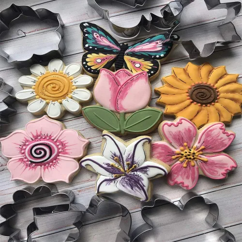 Vista 6 de LILIAO Juego de cortadores de galletas de flores, 7 piezas, diseño de lirio, margarita, girasol, flores de cerezo, tulipán, flores kapok y galletas