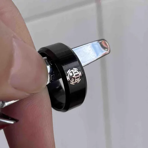 Vista 4 de Anillo de anime Trafalgar Lawbigote blanco flamenco con logotipo para hombres y niños, anillo negro de 0.315in de ancho, joyería de una pieza