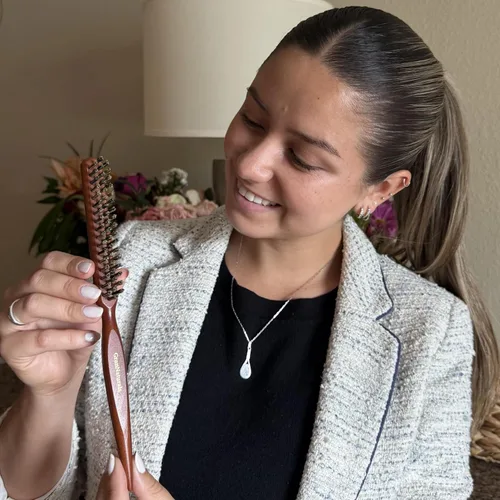 Vista 3 de GranNaturals Cepillo de pelo de cerdas duras para mujer, peine rígido y liso con cola de rata para seccionar el cabello, utilizado para control