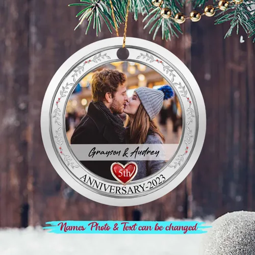 Vista 2 de Adorno de 5º aniversario, decoración del árbol de Navidad, nombres personalizados y recuerdos de aniversario de fotos, regalos para parejas juntas