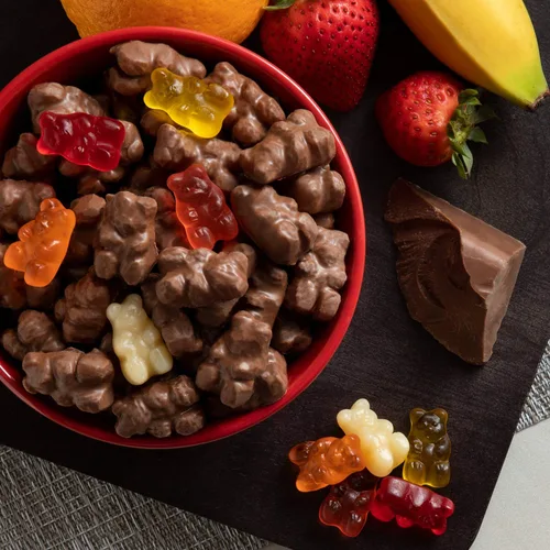 Vista 3 de Osos de goma cubiertos de chocolate con leche: 2.25 LBS