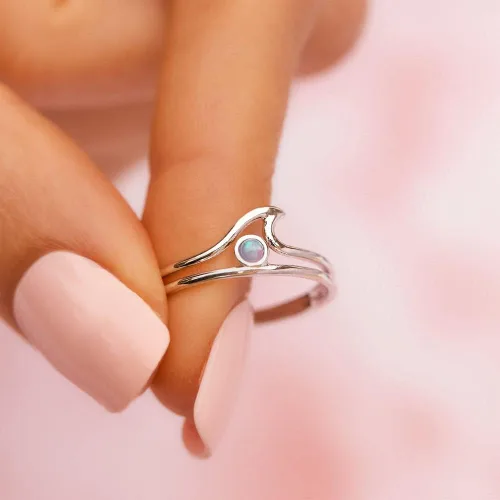Vista 3 de Pura Vida Anillo de ópalo chapado en oro rosa o plata con piedra blanca o azul, base de latón, diseño elegante, talla 5-9, Oro, rosa, latón,