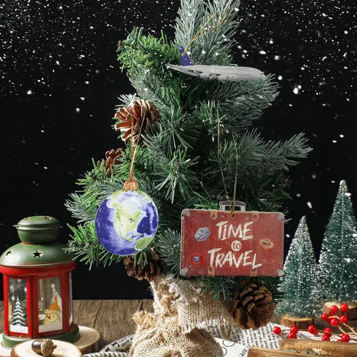Vista 6 de 36 Piezas de Adornos Navideños Travelers Planet de Madera Globo Terráqueo Maleta Equipaje Barco Crucero Cabina Telefónica Letreros del Mundo Avión