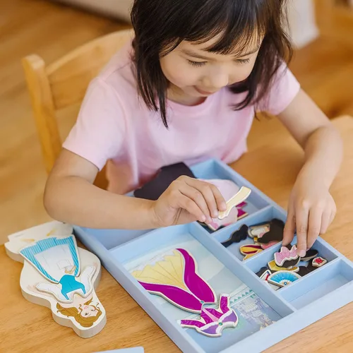 Vista 2 de Melissa & Doug Disney Belle - Juego de muñecas magnéticas de madera para disfrazarse (más de 30 piezas)