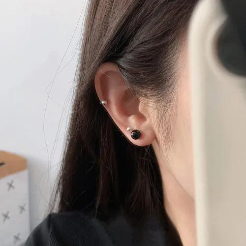 Vista 4 de Aretes redondos de plata de ley con ónix negro en joyería 100% hipoalergénica