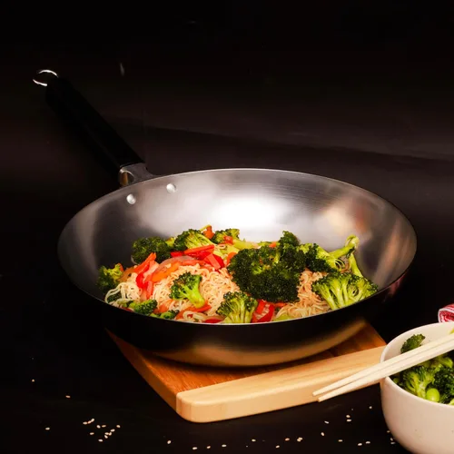 Vista 6 de JOYCE CHEN Serie Profesional Sartén Wok de Acero al Carbono de 12 Pulgadas con Mango Fenólico