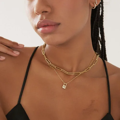 Vista 5 de Collar con dije de bloqueo inicial personalizado con cadena de eslabones de clip - Oro amarillo de 14 quilates, plata de ley 0.925, oro de 18