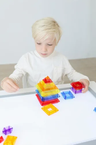 Vista 6 de Miniland Pirámides apilables translúcidas. Juguete educativo para niños de 3 a 6 años. Viene con 25 piezas y 4 hojas de actividades transparentes