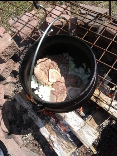 Vista 5 de Cuisiland Olla de caldero Potjie de hierro fundido de 8.5 cuartos con tapa y 3 patas, olla pre-sazonada estilo sudafricano para cocinar al aire