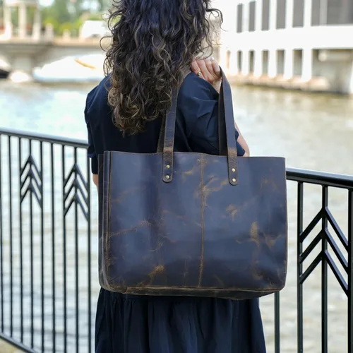 Vista 2 de KomalC Bolso de mano de cuero para mujer, bolso de viaje, bolso de compras, bolso de mensajero multiusos
