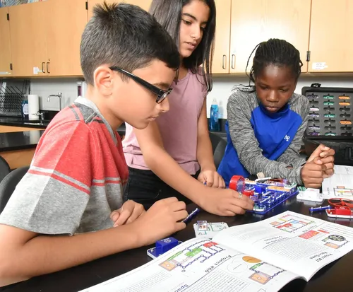 Vista 3 de Snap Circuits - Programa de formación electrónica para estudiantes SC-100