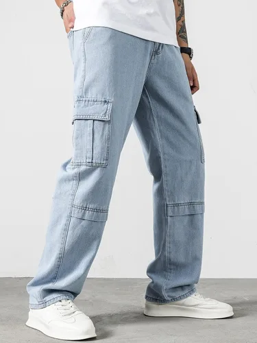 Vista 4 de Jeans para hombre con letras parcheadas con detalle de solapa, bolsillo lateral, jeans cargo para hombres