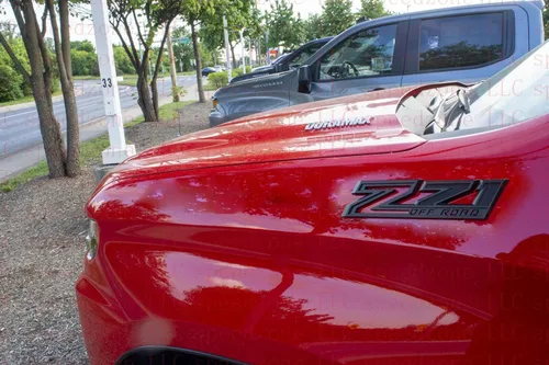 Vista 3 de Paquete de 3) 2019-2024 Paquete de 2 emblemas Z71 todoterreno para capó Plus rejilla Z71 todoterreno Compatible con Silverado 84632695 84384428 Todo