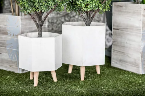 Vista 3 de CosmoLiving by Cosmopolitan - Maceta geométrica de óxido de magnesio para interiores y exteriores, maceta hexagonal grande con patas de madera