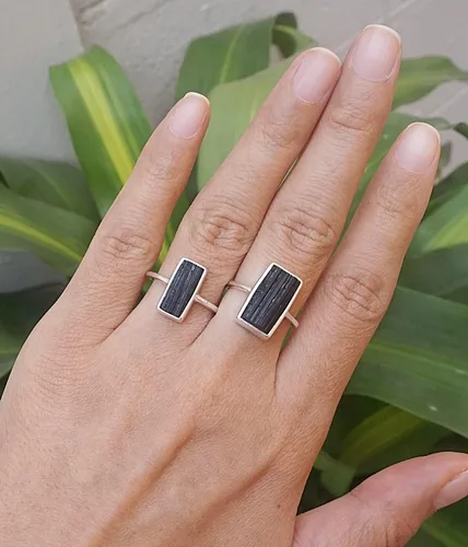 Vista 7 de Anillo apilable de plata esterlina maciza de turmalina negra cruda, piedra natal de octubre