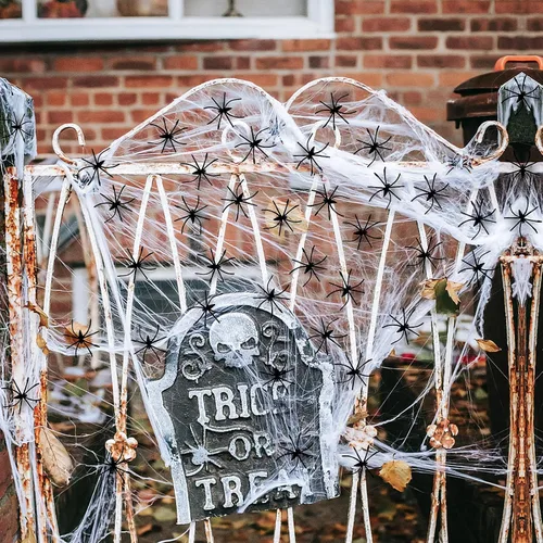 Vista 7 de Telarañas de 900 pies cuadrados para decoración de Halloween con 100 arañas falsas, telarañas súper elásticas para decoraciones de Halloween
