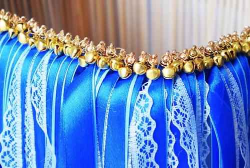 Vista 4 de Paquete de 100 cintas de encaje azul para boda, serpentinas con campanas, varitas de seda de hadas, cinta de salida de boda para actividades