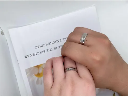 Vista 7 de Anillos a juego personalizados para parejas anillos de compromiso de acero inoxidable para parejas juego con 2 anillos grabados en interiores