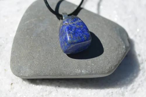 Vista 2 de Collar de cordón de cuero con piedra de lapislázuli, Piedra de lapislázuli caído, lapislázuli