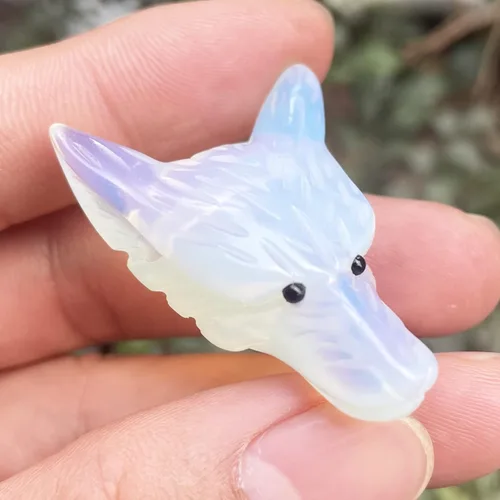 Vista 3 de Fekuar Estatua de cabeza de lobo de opalita sintética tallada a mano, figura de cristal curativo tallada en animales, escultura perforada